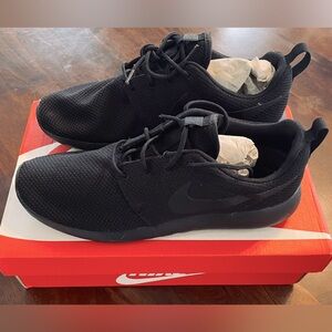 BNIB - Men’s Nike Roche One shoes, Sz 8.5
